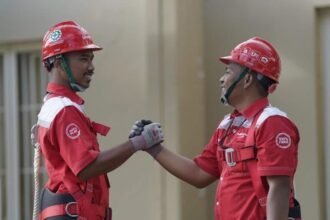 Telkom: Bertumbuh di Tengah Transformasi, Menyemai Efisiensi dan Nilai Jangka Panjang 21 Solid dalam kolaborasi, kuat dalam pelayanan — semangat para teknisi Telkom membangun konektivitas Indonesia.