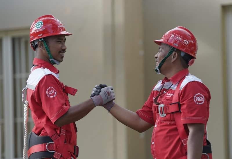 Telkom: Bertumbuh di Tengah Transformasi, Menyemai Efisiensi dan Nilai Jangka Panjang 1 Solid dalam kolaborasi, kuat dalam pelayanan — semangat para teknisi Telkom membangun konektivitas Indonesia.