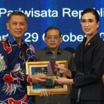 Poltekpar Makassar Pertahankan Predikat “Informatif” Tiga Tahun Berturut, Bukti Konsistensi Transparansi Publik 3 Direktur Poltekpar Makassar, Dr. Herry Rachmat Widjaja, menerima penghargaan predikat “Informatif” dari Menteri Pariwisata Widiyanti Putri Wardhana pada Anugerah Keterbukaan Informasi Publik 2025 di Jakarta.