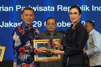 Poltekpar Makassar Pertahankan Predikat “Informatif” Tiga Tahun Berturut, Bukti Konsistensi Transparansi Publik 23 Direktur Poltekpar Makassar, Dr. Herry Rachmat Widjaja, menerima penghargaan predikat “Informatif” dari Menteri Pariwisata Widiyanti Putri Wardhana pada Anugerah Keterbukaan Informasi Publik 2025 di Jakarta.