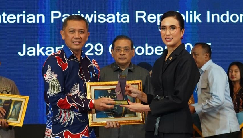 Poltekpar Makassar Pertahankan Predikat “Informatif” Tiga Tahun Berturut, Bukti Konsistensi Transparansi Publik 1 Direktur Poltekpar Makassar, Dr. Herry Rachmat Widjaja, menerima penghargaan predikat “Informatif” dari Menteri Pariwisata Widiyanti Putri Wardhana pada Anugerah Keterbukaan Informasi Publik 2025 di Jakarta.