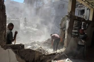 Rakyat Gaza Mulai Bangkit: Perbaikan Infrastruktur Jadi Simbol Harapan 19 Warga Gaza membersihkan puing bangunan di tengah upaya pemulihan infrastruktur kota pascaperang, (26/10/2025). (aliabuaqa/ho/mp)