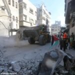 Otoritas Gaza Mulai Bersihkan Puing di Sheikh Radwan 3 Alat berat membersihkan puing-puing bangunan di lingkungan Sheikh Radwan, Gaza, Kamis (30/10/2025). Otoritas kota setempat memulai pemulihan akses jalan pascaserangan yang melumpuhkan di kawasan penduduk itu.