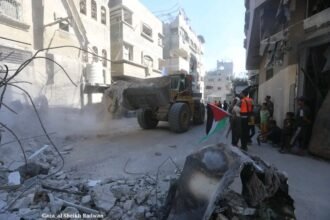 Otoritas Gaza Mulai Bersihkan Puing di Sheikh Radwan 19 Alat berat membersihkan puing-puing bangunan di lingkungan Sheikh Radwan, Gaza, Kamis (30/10/2025). Otoritas kota setempat memulai pemulihan akses jalan pascaserangan yang melumpuhkan di kawasan penduduk itu.