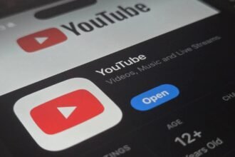 Lebih Pintar, Bukan Lebih Tajam 19 YouTube kini tak sekadar menajamkan gambar, tapi juga mengasah kecerdasannya. AI akan otomatis meningkatkan kualitas video hingga 4K — bukti bahwa masa depan visual adalah hasil dari kecerdasan, bukan sekadar ketajaman. (dc/ho/mp)