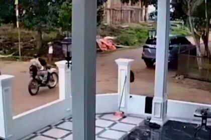 Tangkapan layar CCTV memperlihatkan detik-detik pelaku menembakkan senjata api rakitan ke arah korban di jalan poros Desa Sungai Jeruju, Kecamatan Cengal, OKI, Senin (6/10/2025). (@neVerAlonely/ho/mp)