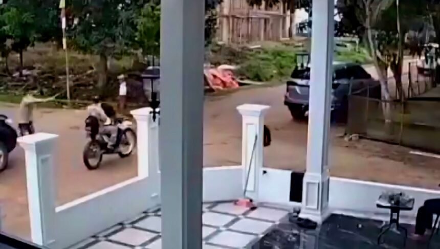 Tangkapan layar CCTV memperlihatkan detik-detik pelaku menembakkan senjata api rakitan ke arah korban di jalan poros Desa Sungai Jeruju, Kecamatan Cengal, OKI, Senin (6/10/2025). (@neVerAlonely/ho/mp)