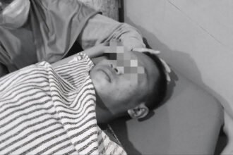 Seorang prajurit muda TNI ditemukan meninggal dunia secara tidak wajar di lingkungan satuannya. Keluarga menduga ada unsur kekerasan dan menuntut penyelidikan terbuka.