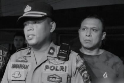 Warga Apresiasi Kinerja Polsek Medan Area Tangkap Pelaku Penganiayaan di Menteng II 16 Kapolsek Medan Area Kompol Dwi Himawan Chandra (kiri) didampingi Kanit Reskrim Iptu Dian Pranata Simangunsong saat memberikan keterangan usai penangkapan pelaku penganiayaan di Jalan Menteng II, Medan Denai.