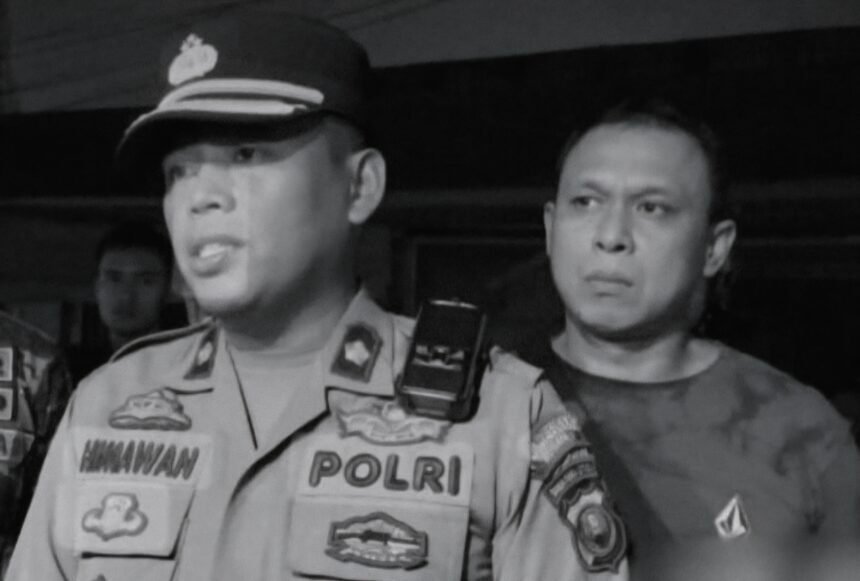 Kapolsek Medan Area Kompol Dwi Himawan Chandra (kiri) didampingi Kanit Reskrim Iptu Dian Pranata Simangunsong saat memberikan keterangan usai penangkapan pelaku penganiayaan di Jalan Menteng II, Medan Denai.
