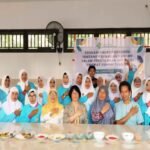 Para kader Posyandu Kelurahan Berua berpose bersama para narasumber seusai mengikuti edukasi keamanan pangan dalam pengolahan MP-ASI di tingkat rumah tangga, (12/9/2025).