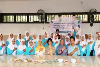 Para kader Posyandu Kelurahan Berua berpose bersama para narasumber seusai mengikuti edukasi keamanan pangan dalam pengolahan MP-ASI di tingkat rumah tangga, (12/9/2025).