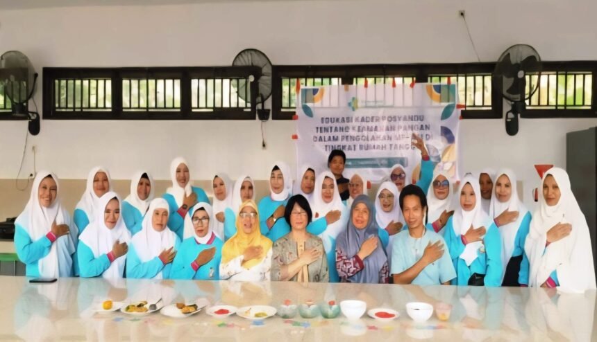 Para kader Posyandu Kelurahan Berua berpose bersama para narasumber seusai mengikuti edukasi keamanan pangan dalam pengolahan MP-ASI di tingkat rumah tangga, (12/9/2025).