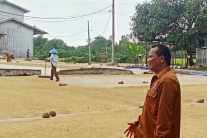 H. Baharuddin Dg. Ampang meninjau proses penjemuran gabah di area pabrik Palampang Agung, Gowa — simbol kerja keras dan ketulusan yang menumbuhkan ekonomi warga sekitar, Rabu (29/10/2025).
