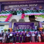 Suasana khidmat mewarnai Wisuda Angkatan XIV Universitas Muhammadiyah Enrekang. Sebanyak 248 lulusan resmi dikukuhkan dalam sidang senat terbuka di Kampus I UNIMEN, Senin (3/11/2025).