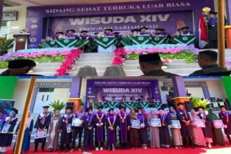 Suasana khidmat mewarnai Wisuda Angkatan XIV Universitas Muhammadiyah Enrekang. Sebanyak 248 lulusan resmi dikukuhkan dalam sidang senat terbuka di Kampus I UNIMEN, Senin (3/11/2025).
