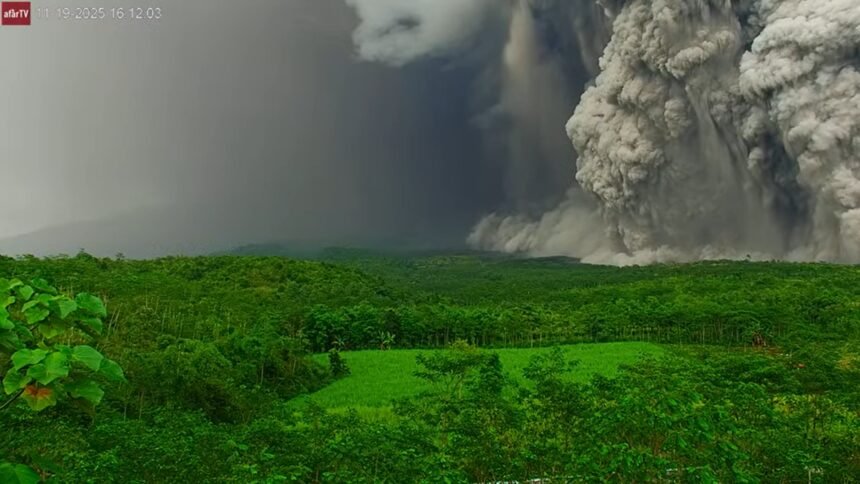 Tangkapan layar: Live youtube CCTV Semeru dan afarTV.