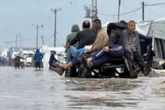 Sebuah pemandangan keadaan warga yang mengungsi di Jalur Gaza, di mana beberapa tenda terendam banjir tanpa ada tempat berlindung yang aman, (25/11/2025). (qsm/ho/mp)