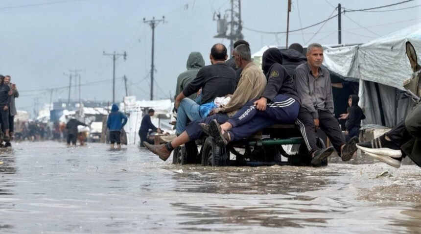 Sebuah pemandangan keadaan warga yang mengungsi di Jalur Gaza, di mana beberapa tenda terendam banjir tanpa ada tempat berlindung yang aman, (25/11/2025). (qsm/ho/mp)
