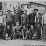 Potret para kuli Tionghoa di Kalimantan sekitar tahun 1890 — saksi bisu perjalanan buruh perantau yang membangun fondasi ekonomi di tengah kerasnya sistem kolonial. Sumber: KITLV Leiden