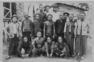 Potret para kuli Tionghoa di Kalimantan sekitar tahun 1890 — saksi bisu perjalanan buruh perantau yang membangun fondasi ekonomi di tengah kerasnya sistem kolonial. Sumber: KITLV Leiden