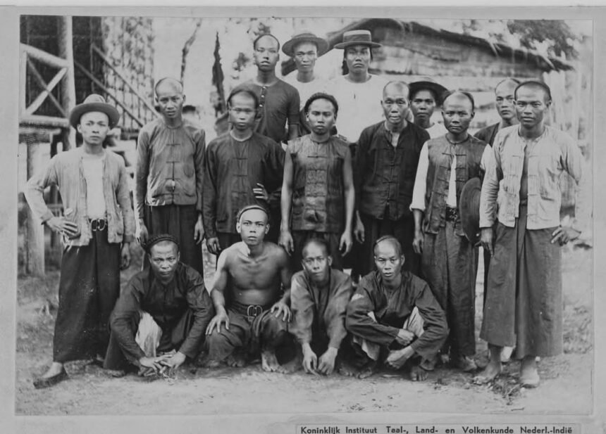 Potret para kuli Tionghoa di Kalimantan sekitar tahun 1890 — saksi bisu perjalanan buruh perantau yang membangun fondasi ekonomi di tengah kerasnya sistem kolonial. Sumber: KITLV Leiden