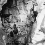 Sosok tanpa nama di dalam Goa Bola Batue, Barru, Sulawesi Selatan (1925–1955). (Dok. KITLV/ho)