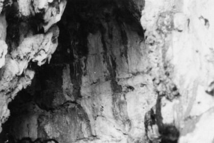 Sosok tanpa nama di dalam Goa Bola Batue, Barru, Sulawesi Selatan (1925–1955). (Dok. KITLV/ho)