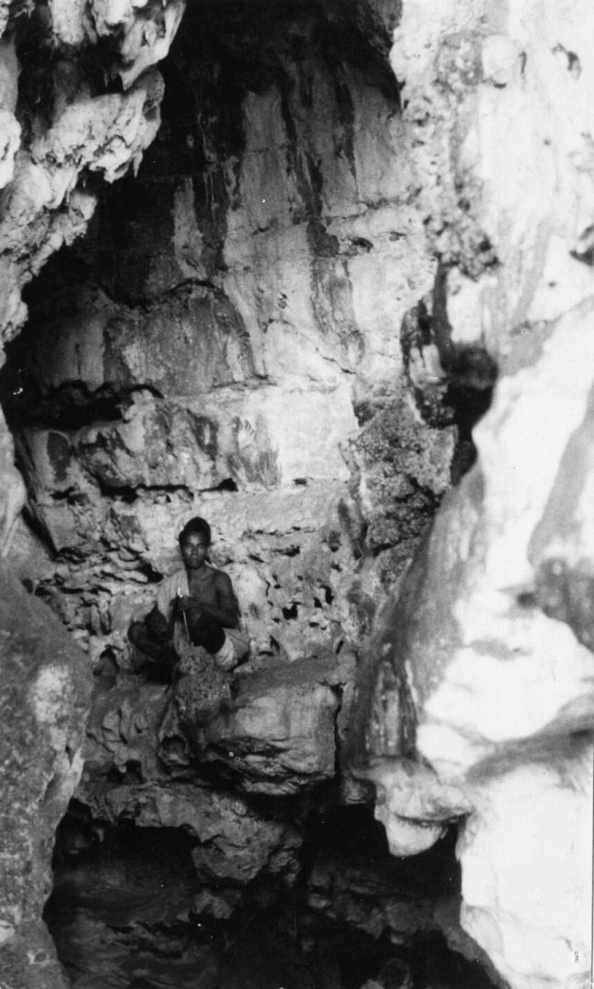 Sosok tanpa nama di dalam Goa Bola Batue, Barru, Sulawesi Selatan (1925–1955). (Dok. KITLV/ho)