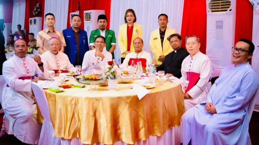 Potret kebersamaan lintas iman di Makassar — bersatu dalam peresmian Gereja Katedral Keuskupan Agung Makassar, meneguhkan semangat toleransi dan persaudaraan antarumat beragama.