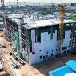 Proyek pusat data berskala besar ini telah memasuki fase akhir dengan digelarnya topping off ceremony pada Kamis, 30 Oktober 2025, dan dijadwalkan mulai beroperasi penuh pada tahun 2026.