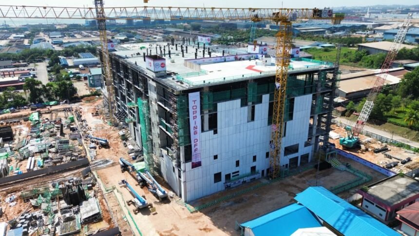 Proyek pusat data berskala besar ini telah memasuki fase akhir dengan digelarnya topping off ceremony pada Kamis, 30 Oktober 2025, dan dijadwalkan mulai beroperasi penuh pada tahun 2026.