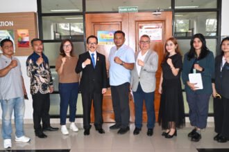 Para pengurus DPP APKOMINDO versi sah yang dipimpin Ir. Soegiharto Santoso (Hoky) berfoto bersama usai sidang di PTUN Jakarta, usai mendengarkan kesaksian penting Dr. Rudi Rusdiah yang membongkar fakta rekayasa hukum dalam sengketa organisasi tersebut.