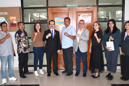 Para pengurus DPP APKOMINDO versi sah yang dipimpin Ir. Soegiharto Santoso (Hoky) berfoto bersama usai sidang di PTUN Jakarta, usai mendengarkan kesaksian penting Dr. Rudi Rusdiah yang membongkar fakta rekayasa hukum dalam sengketa organisasi tersebut.