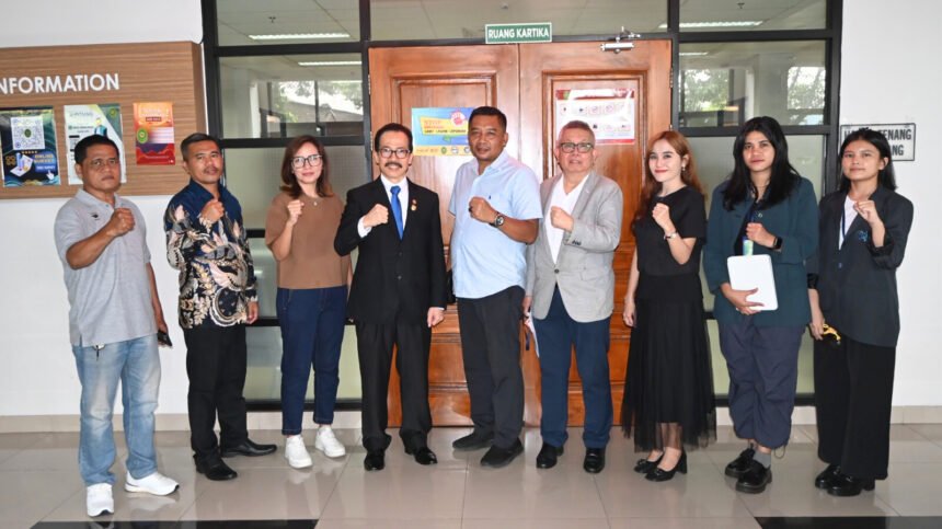 Para pengurus DPP APKOMINDO versi sah yang dipimpin Ir. Soegiharto Santoso (Hoky) berfoto bersama usai sidang di PTUN Jakarta, usai mendengarkan kesaksian penting Dr. Rudi Rusdiah yang membongkar fakta rekayasa hukum dalam sengketa organisasi tersebut.