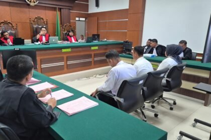Sidang vonis kasus pembakaran kantor KPU Buru di PN Namlea, tiga terdakwa dijatuhi hukuman berbeda atas peran mereka dalam pembakaran yang bermotif menghilangkan jejak anggaran Pilkada 2024.