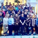 Delegasi Pilar WellSkin bersama perwakilan Kemenparekraf dan pelaku industri wellness berfoto bersama usai pertemuan persiapan Wonderful Indonesia Wellness 2025 di Surakarta.