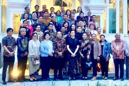 Delegasi Pilar WellSkin bersama perwakilan Kemenparekraf dan pelaku industri wellness berfoto bersama usai pertemuan persiapan Wonderful Indonesia Wellness 2025 di Surakarta.