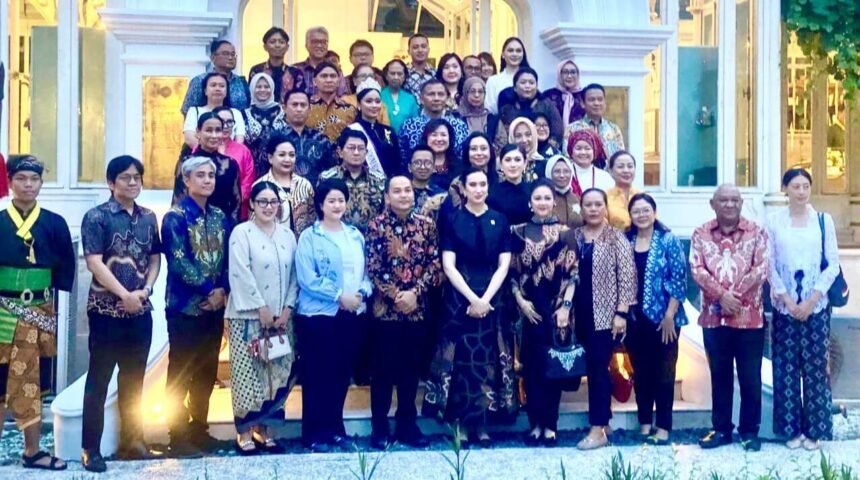 Delegasi Pilar WellSkin bersama perwakilan Kemenparekraf dan pelaku industri wellness berfoto bersama usai pertemuan persiapan Wonderful Indonesia Wellness 2025 di Surakarta.