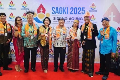Delegasi Ordinariatus Castrensis Indonesia (OCI) tampil dalam balutan busana adat Nusantara pada Sidang Agung Gereja Katolik Indonesia (SAGKI) 2025 di Jakarta — menandai partisipasi perdana Gereja Militer Indonesia dalam forum nasional Gereja Katolik.