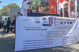 Massa Koalisi HAM Sulsel gelar aksi damai di depan Polda Sulsel, menuntut penegakan hukum tanpa pandang bulu dan pemeriksaan terhadap oknum aparat yang diduga terlibat pelanggaran.