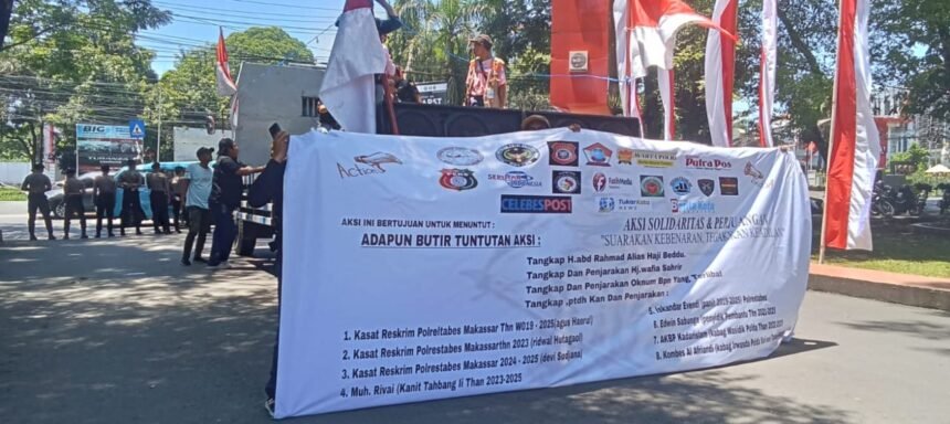 Massa Koalisi HAM Sulsel gelar aksi damai di depan Polda Sulsel, menuntut penegakan hukum tanpa pandang bulu dan pemeriksaan terhadap oknum aparat yang diduga terlibat pelanggaran.
