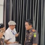 Kepala Kejaksaan Negeri Enrekang, Andi Fajar Anugrah Setiawan, memberikan keterangan kepada awak media usai acara penyambutan resmi di pendopo rumah jabatan Bupati Enrekang, (3/11/2025).