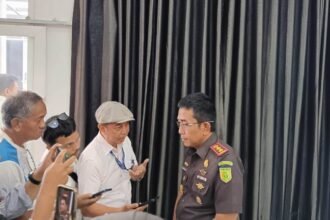 Kepala Kejaksaan Negeri Enrekang, Andi Fajar Anugrah Setiawan, memberikan keterangan kepada awak media usai acara penyambutan resmi di pendopo rumah jabatan Bupati Enrekang, (3/11/2025).