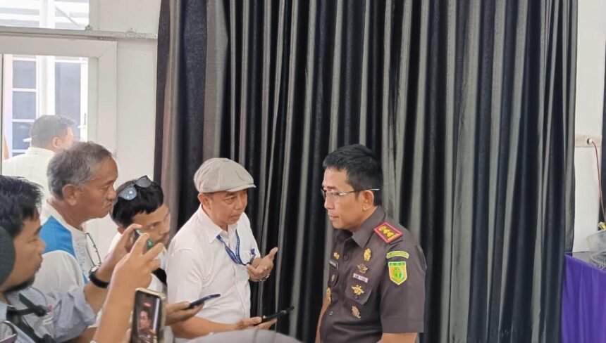 Kepala Kejaksaan Negeri Enrekang, Andi Fajar Anugrah Setiawan, memberikan keterangan kepada awak media usai acara penyambutan resmi di pendopo rumah jabatan Bupati Enrekang, (3/11/2025).