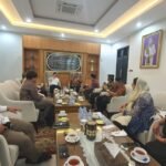 Silaturahmi hangat Pengurus Pusat SMSI bersama KH. Ma’ruf Amin di kediamannya, Jakarta (4/11/2025) — membahas peran media siber dalam menjaga moral dan kebenaran di era digital. (Dok. SMSI/HO)