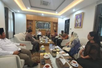 Silaturahmi hangat Pengurus Pusat SMSI bersama KH. Ma’ruf Amin di kediamannya, Jakarta (4/11/2025) — membahas peran media siber dalam menjaga moral dan kebenaran di era digital. (Dok. SMSI/HO)