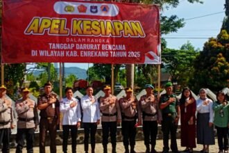 Polres Enrekang bersama berbagai instansi pemerintah menggelar apel kesiapsiagaan tanggap darurat bencana pada Rabu, 5 November 2025.