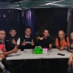 Dr. Pattawari (empat dari kiri) bersama rekan media online Makassar (tiga dari kanan) dalam suasana bincang santai usai pendaftaran calon Rektor UIT.