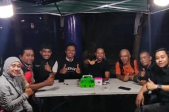 Dr. Pattawari (empat dari kiri) bersama rekan media online Makassar (tiga dari kanan) dalam suasana bincang santai usai pendaftaran calon Rektor UIT.